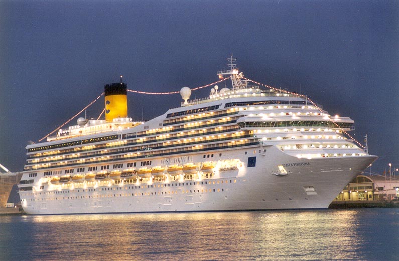 El Costa Fortuna brillando durando la noche en el puerto de Barcelona... CRUCEROS COSTA FORTUNA CRUCEROS COSTA CRUCEROS CRUCEROS ISLAS GRIEGAS CRUCEROS BARCELONA COSTA CRUCEROS